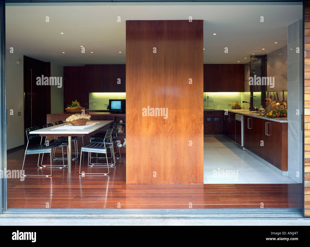 Vista di una cucina adiacente alla sala da pranzo Foto Stock