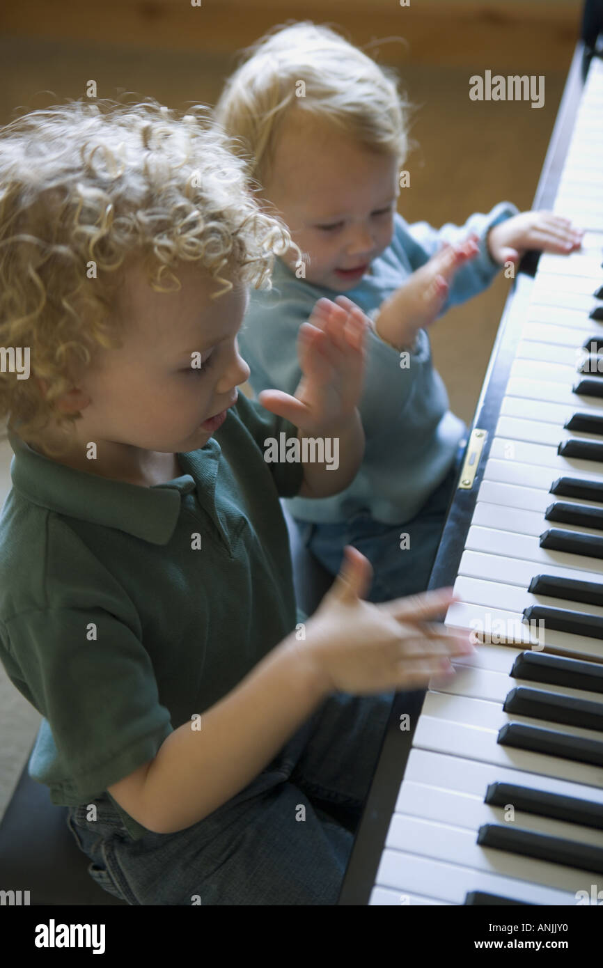 Elevato angolo di visione di un fratello e una sorella suonare il pianoforte Foto Stock