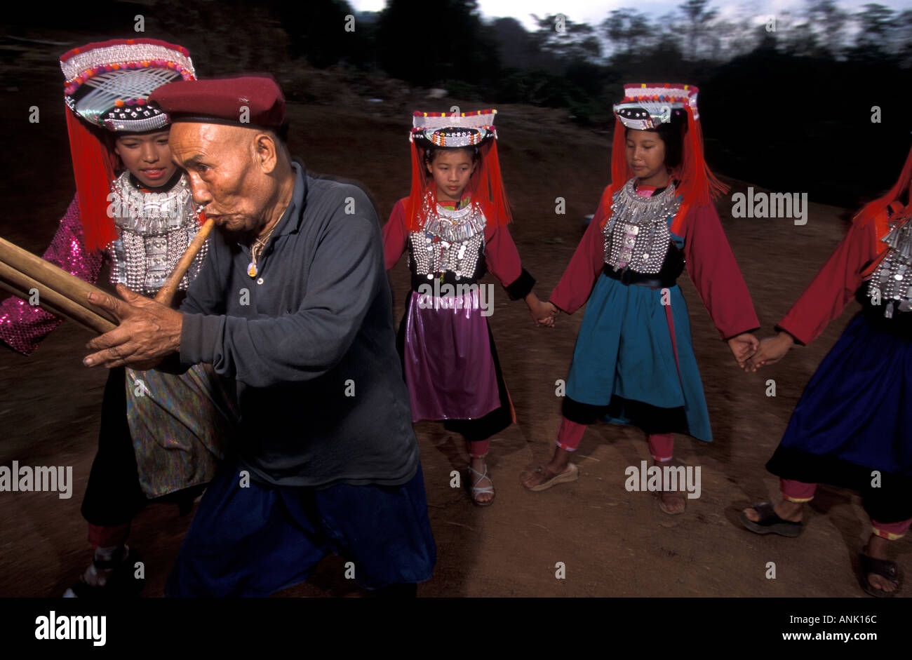 Tradizionale tribù Lisu danza della Thailandia Foto Stock