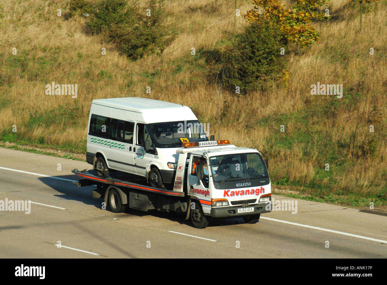 M25 Autostrada transporter veicolo caricato con mini bus Foto Stock