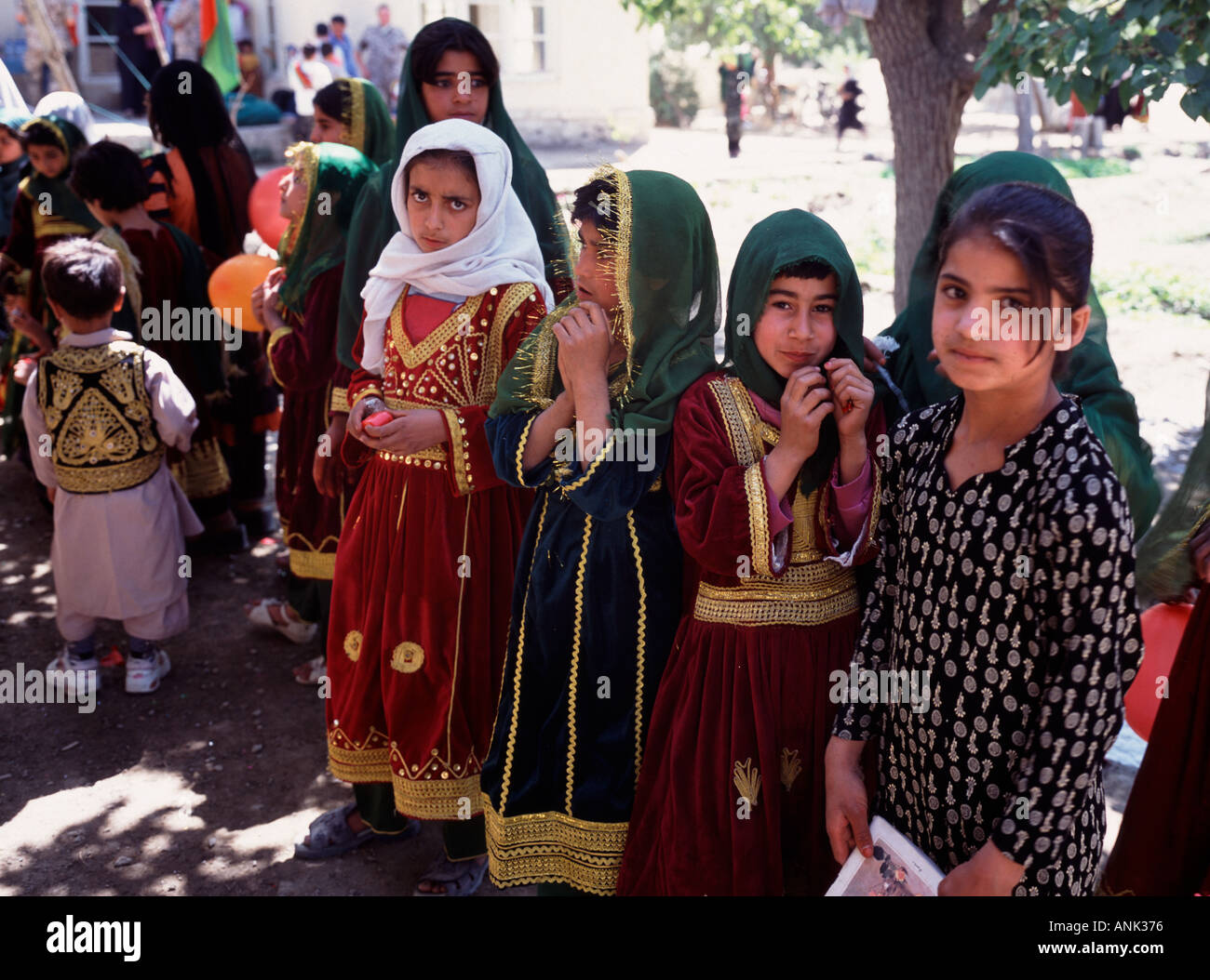 Le ragazze della scuola nel tradizionale abito afgano attendono l'arrivo degli insegnanti di Omar Olomi Scuola Afghanistan Kabul Maggio 2003 Foto Stock