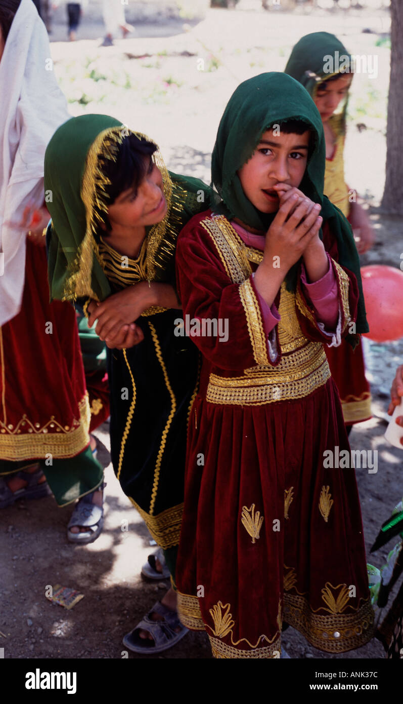 Giovani studentesse nel tradizionale abito afgano Stand In linea per eventi scolastici Kabul Afghanistan Foto Stock