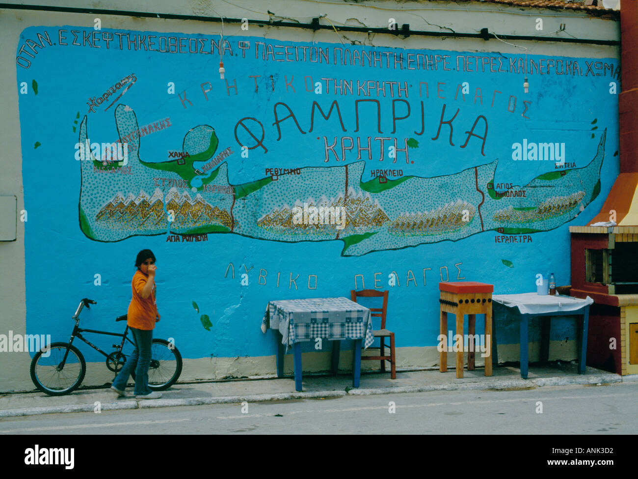 Mappa di Creta dipinta sulla fiancata di una taverna Foto Stock