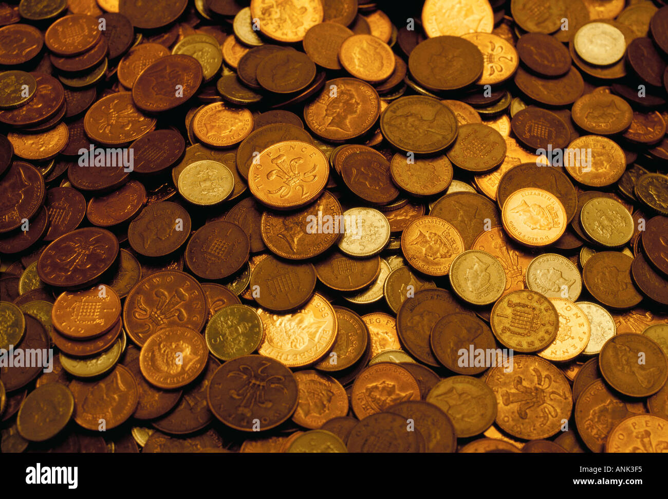 Pila di due denari e cinque PENCE STERLINA MONETE Foto Stock