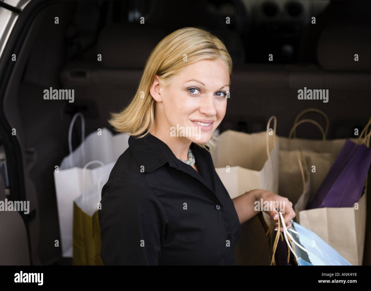 Ritratto di una giovane donna azienda borse per lo shopping Foto Stock