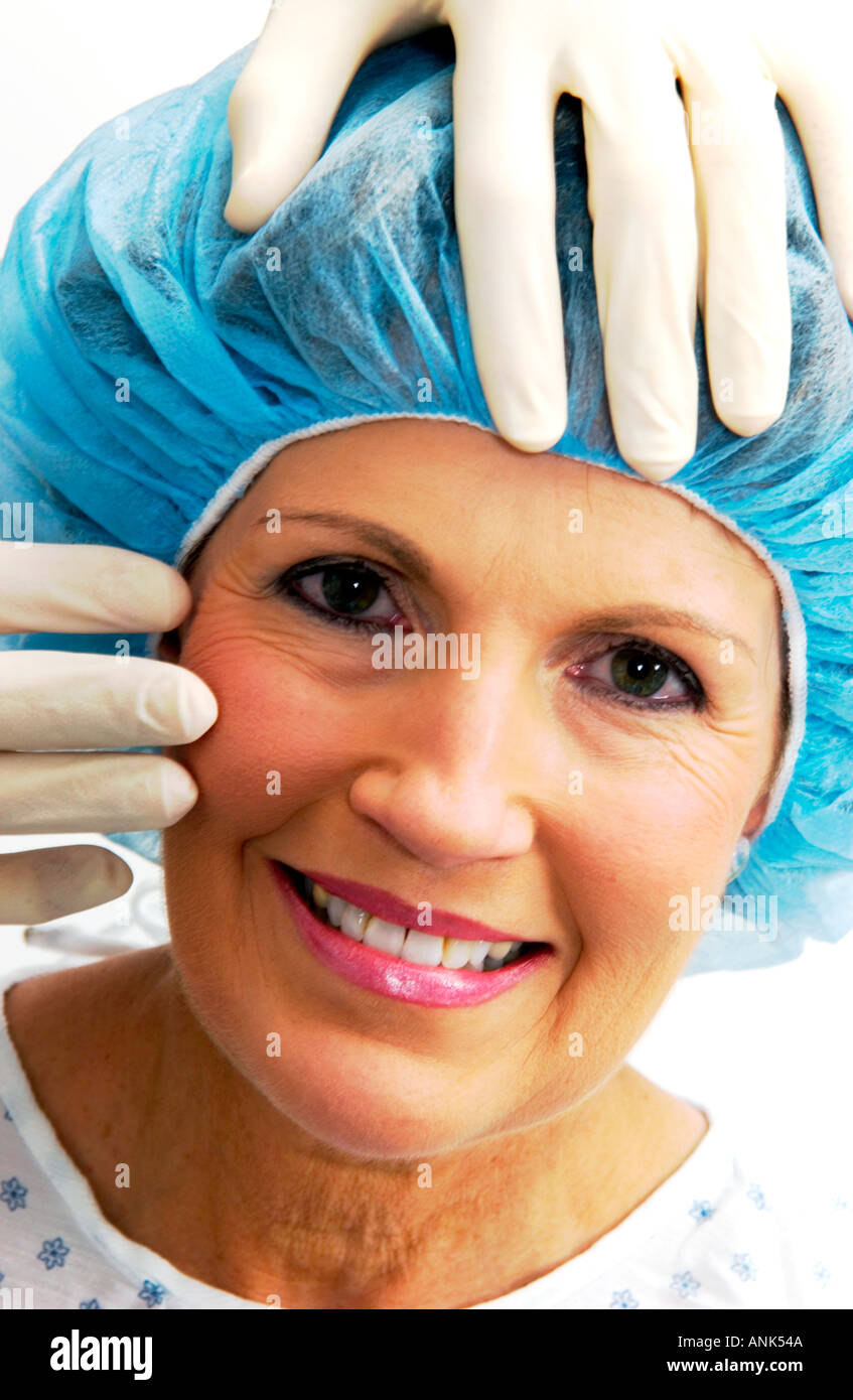 Donna con interventi di chirurgia estetica Foto Stock