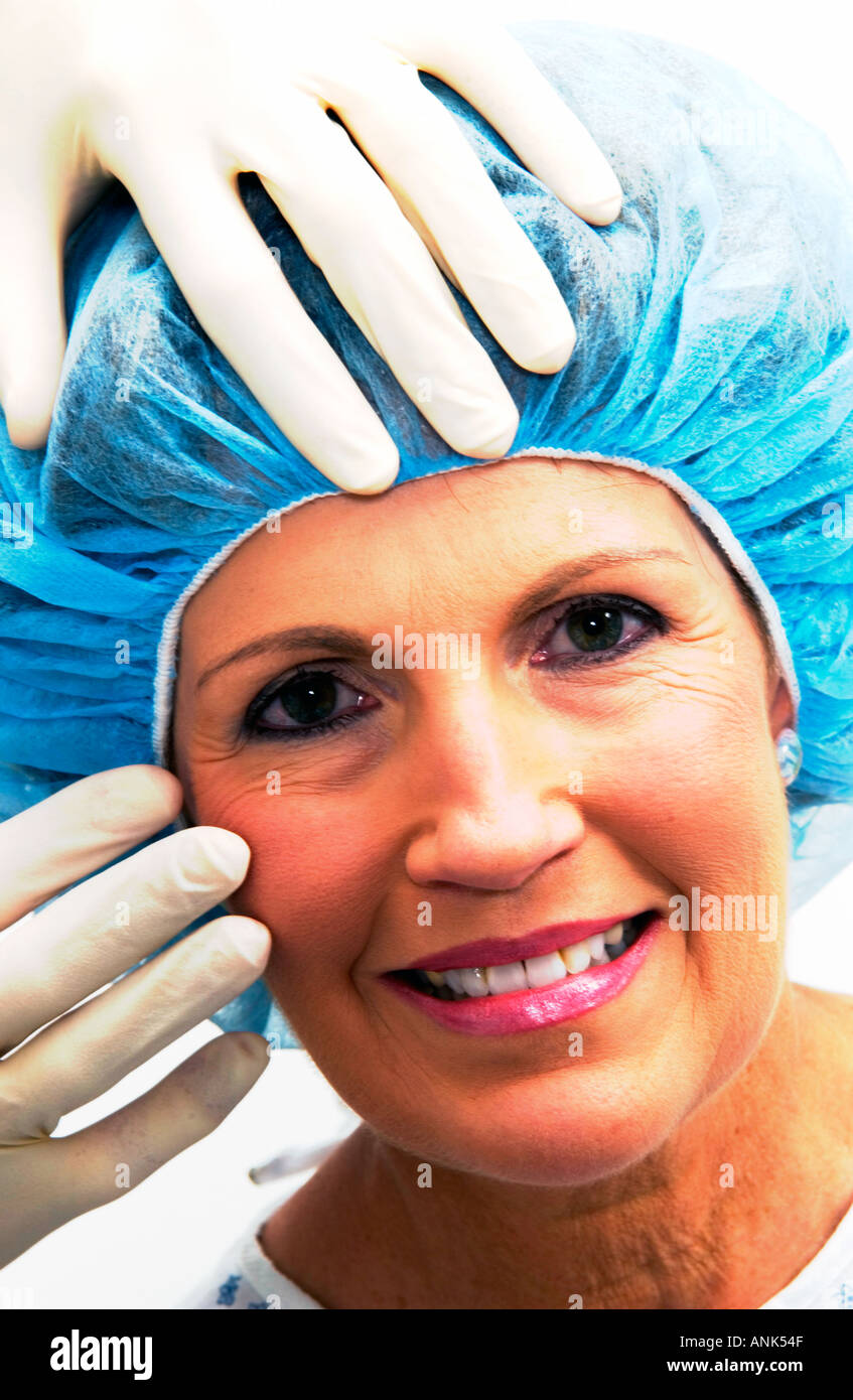 Donna con interventi di chirurgia estetica Foto Stock