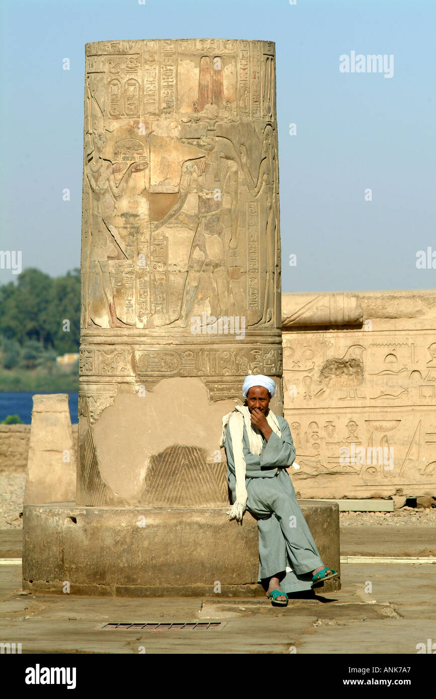Egyptian uomo seduto a Kom Ombo tempio in Egitto Foto Stock