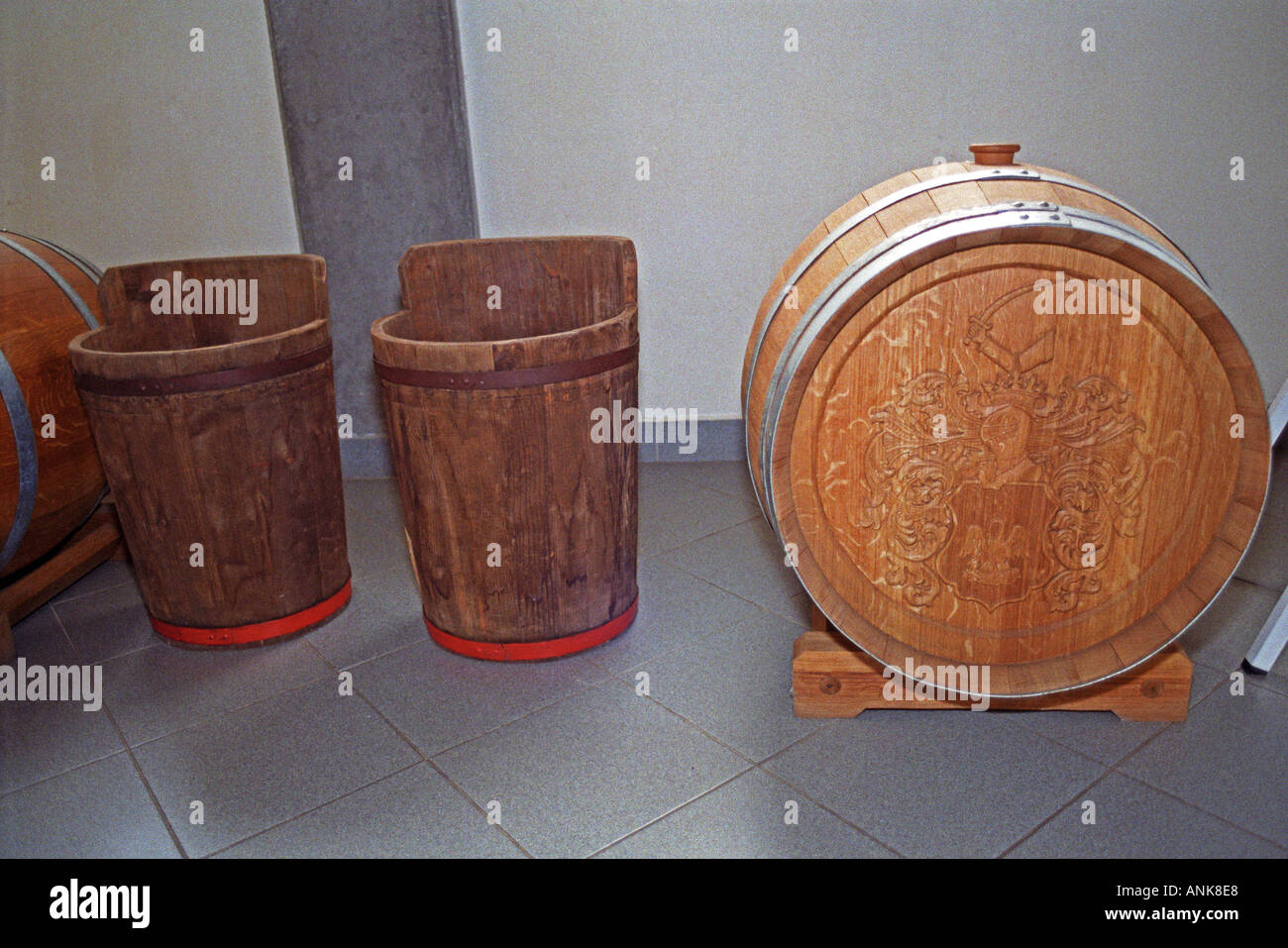 All'interno della cantina Oremus in Tolcsva, Tokaj - molto moderna vinificazione attrezzatura. Esempi di vecchie apparecchiature: due cesti di legno, il famoso puttonyos (contenente 26 chili di bacche) e una canna, Gonci (136 litri, gőnci) Foto Stock