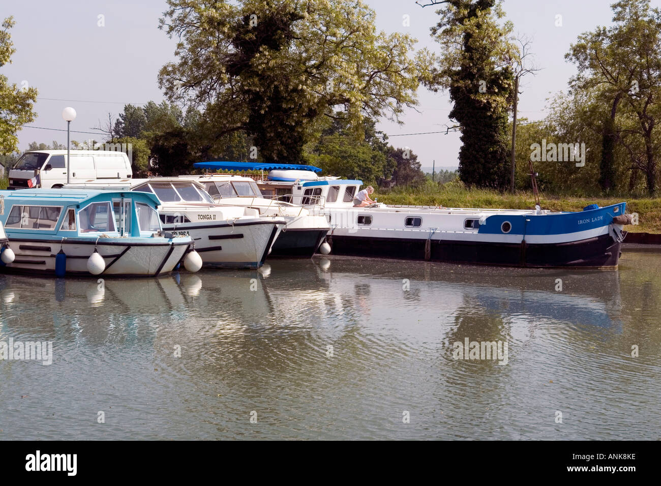 Barche in halt nautique Canal laterali di un Garonne a Pont des Sables Marmande Lot et Garonne Francia Foto Stock