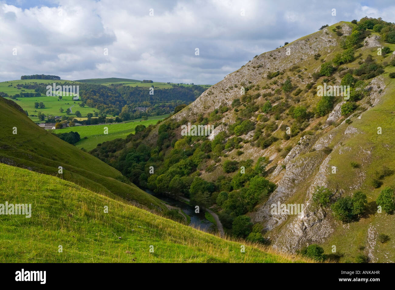 Vista dal vertice di Thorpe Cloud verso Bunster collina vicino Dovedale nel Parco Nazionale di Peak District Derbyshire Inghilterra Foto Stock