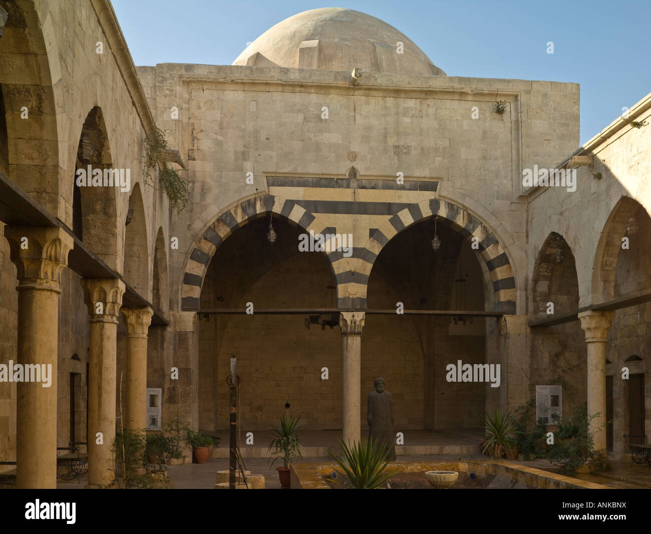 Cortile, ospedale di Arghun al-Kamil, Aleppo Siria Foto Stock