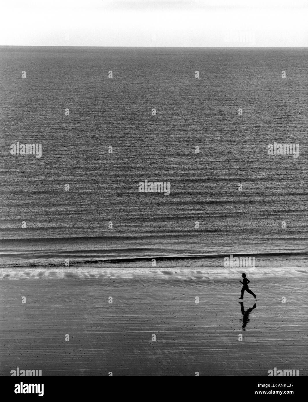 Lone esercizi umano su un ampio spazio aperto di spiaggia conepts copertura di stili di vita sani e singoli olymic sogni Foto Stock