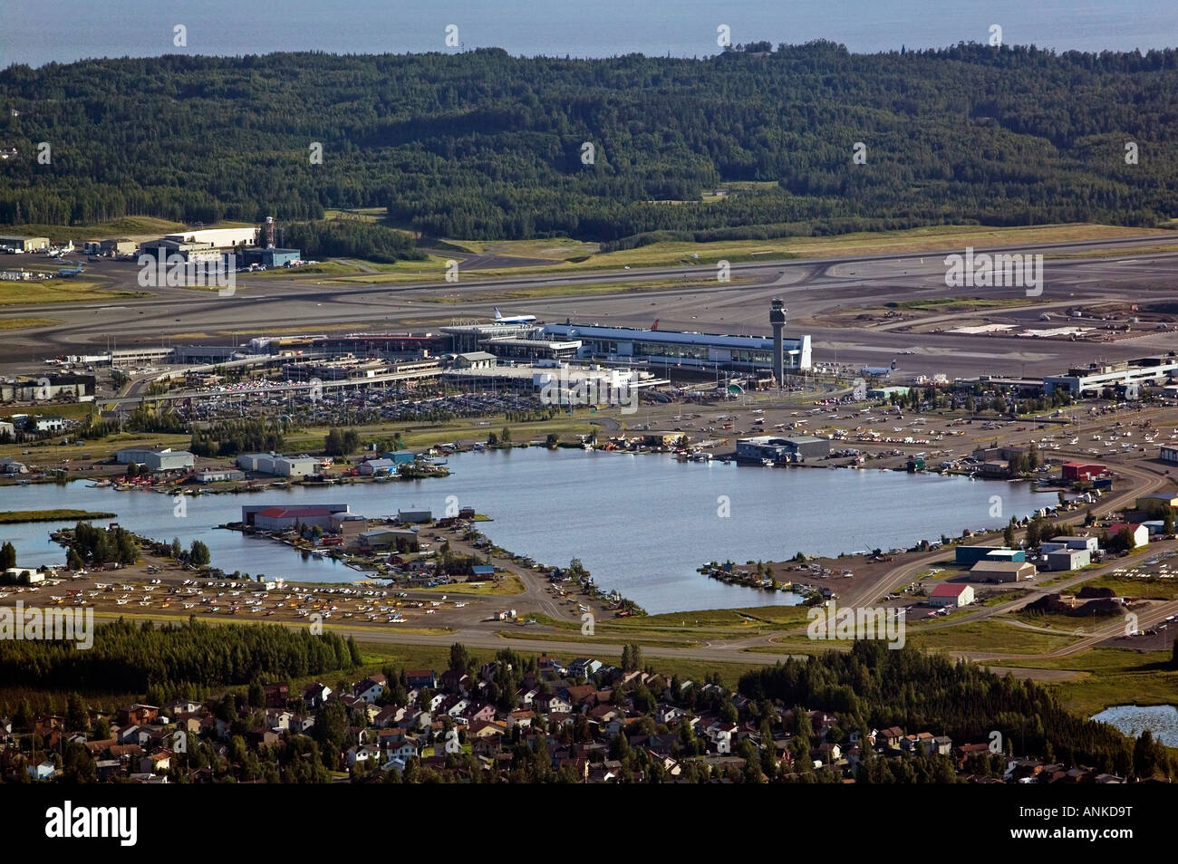 Al di sopra dell'antenna Ted Stevens Anchorage International airport (ANC) e al lago Hood idrovolante Alaska di base Foto Stock