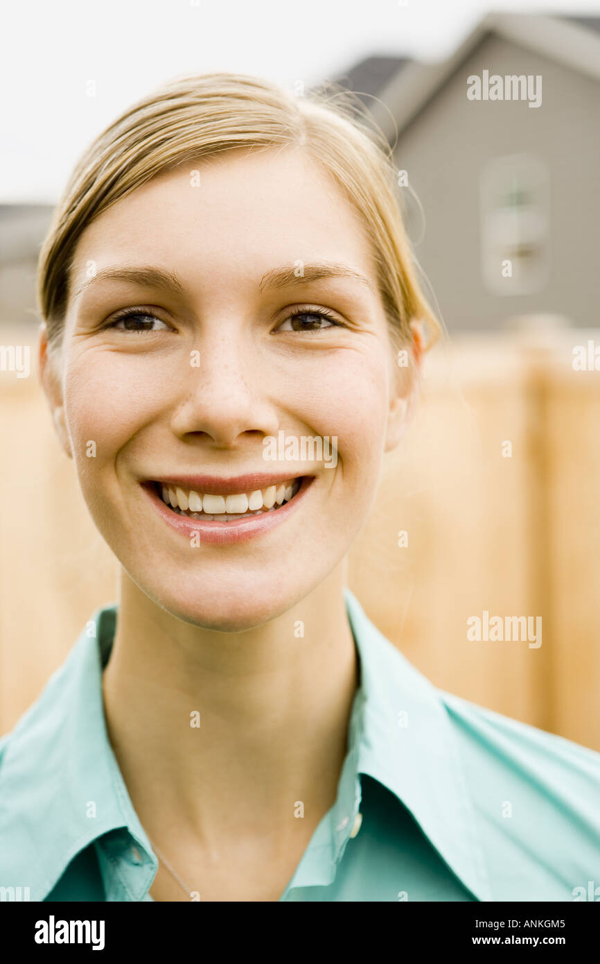 In prossimità di una giovane donna sorridente Foto Stock