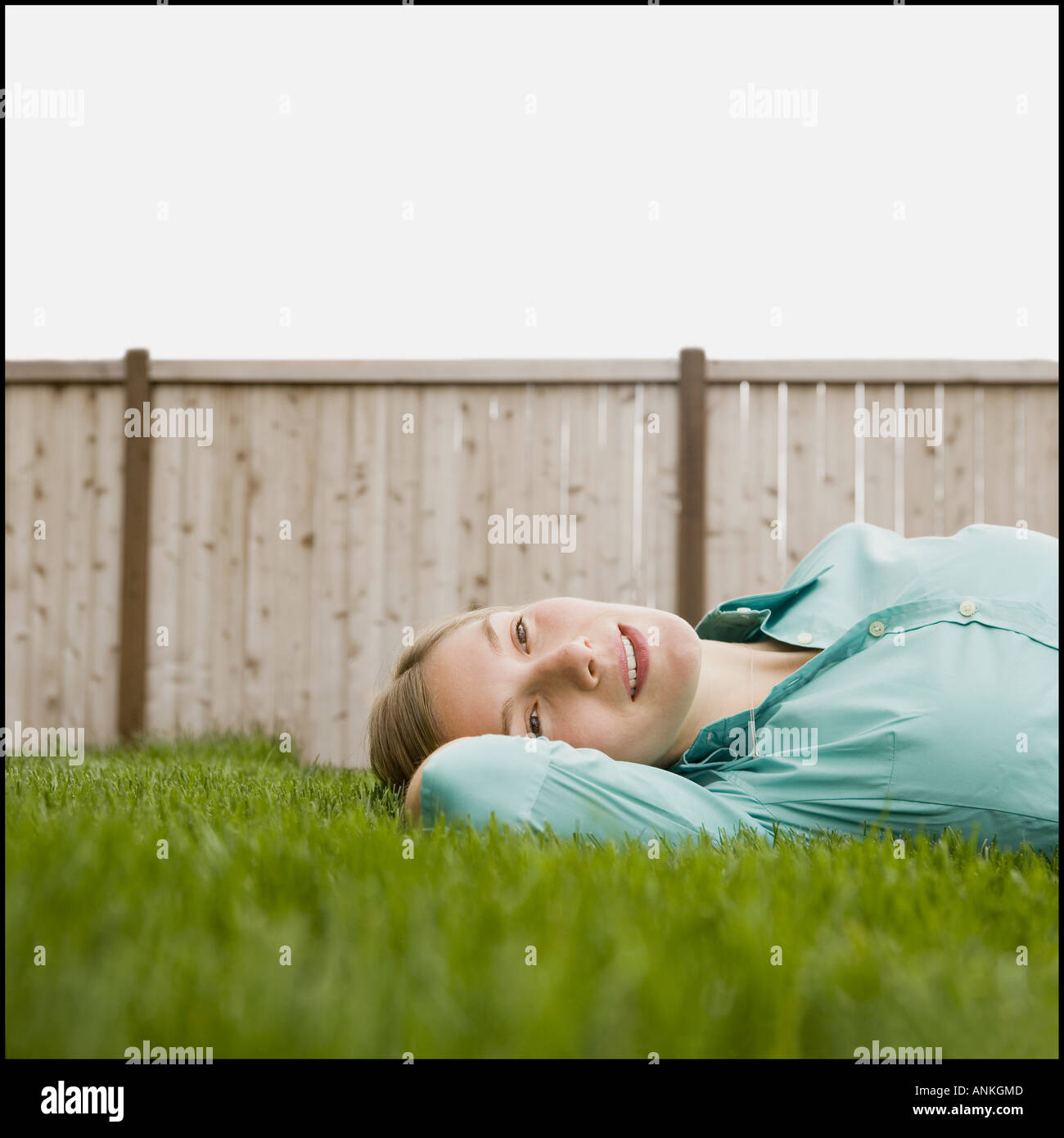 Angolo di alta vista di una giovane donna sogno ad occhi aperti Foto Stock