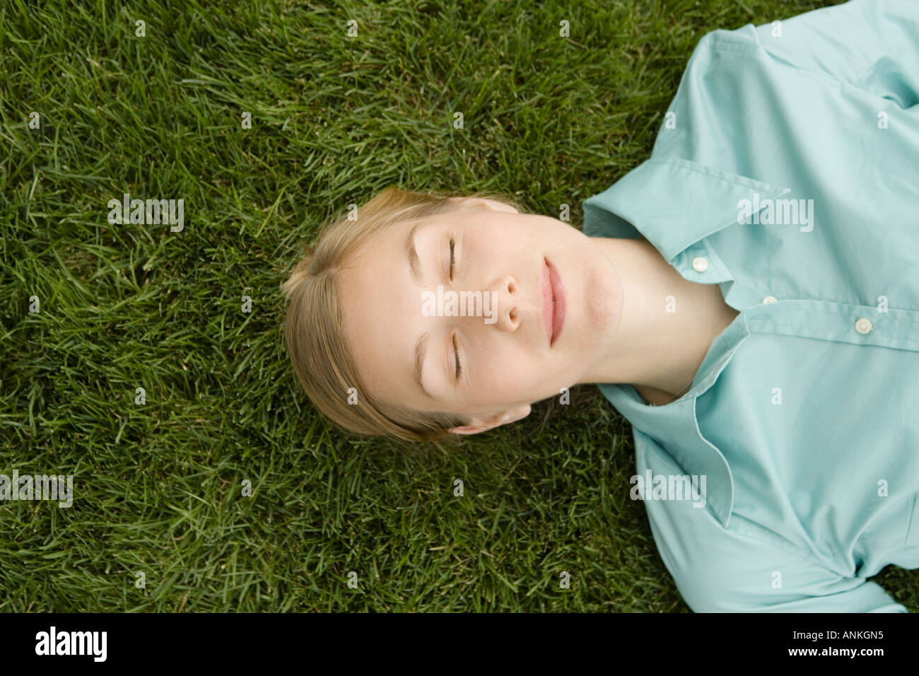 In prossimità di una giovane donna che dorme sull'erba Foto Stock