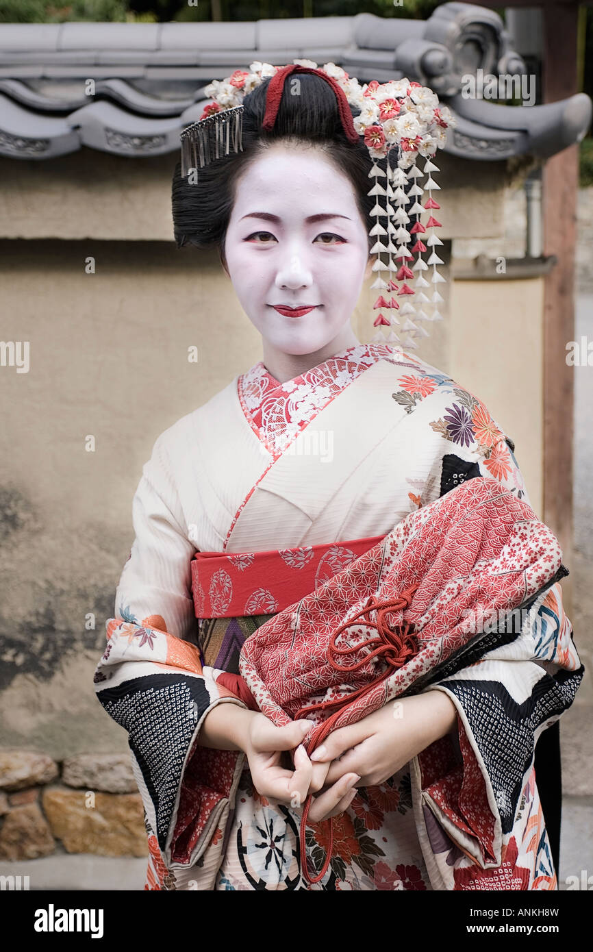Una geisha che vagano per le strade di Kyoto in Giappone Foto Stock