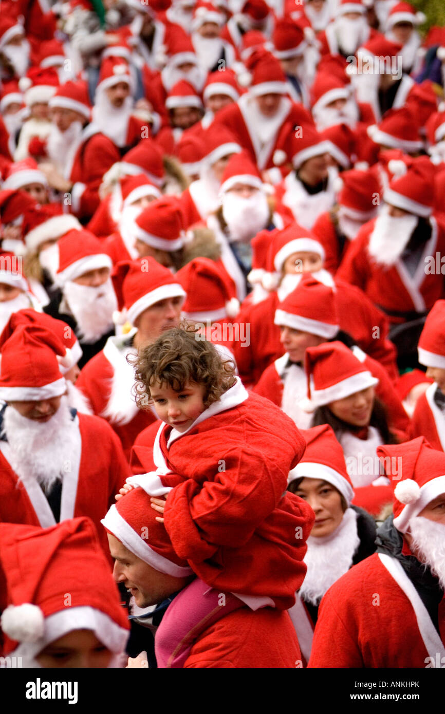 Grande Santa Eseguire annuale di carità correre a Edimburgo in Scozia Foto Stock