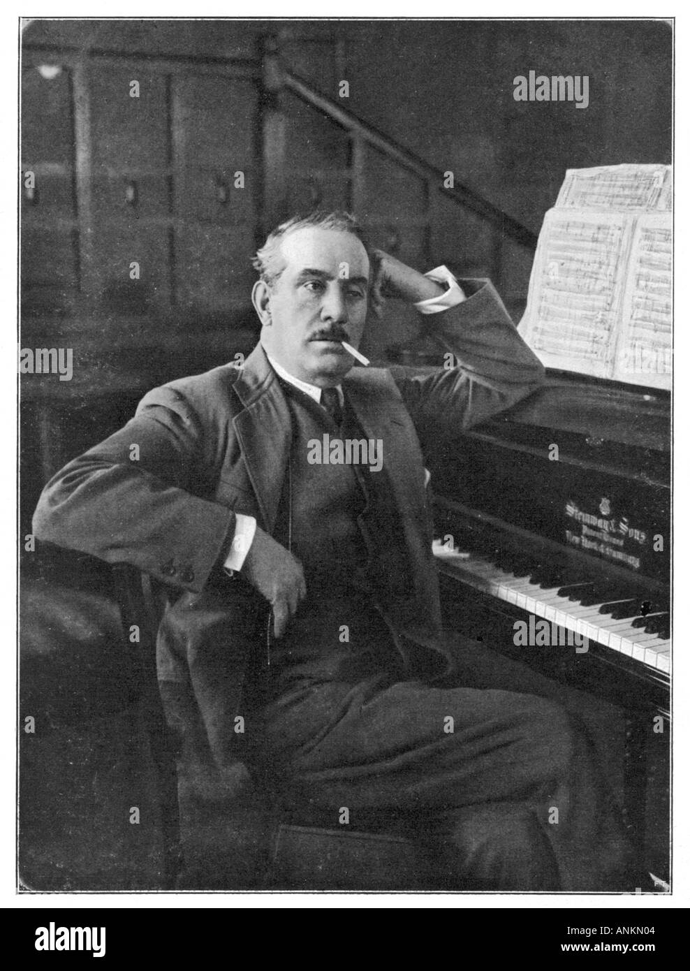 Puccini si appoggia sul pianoforte Foto Stock