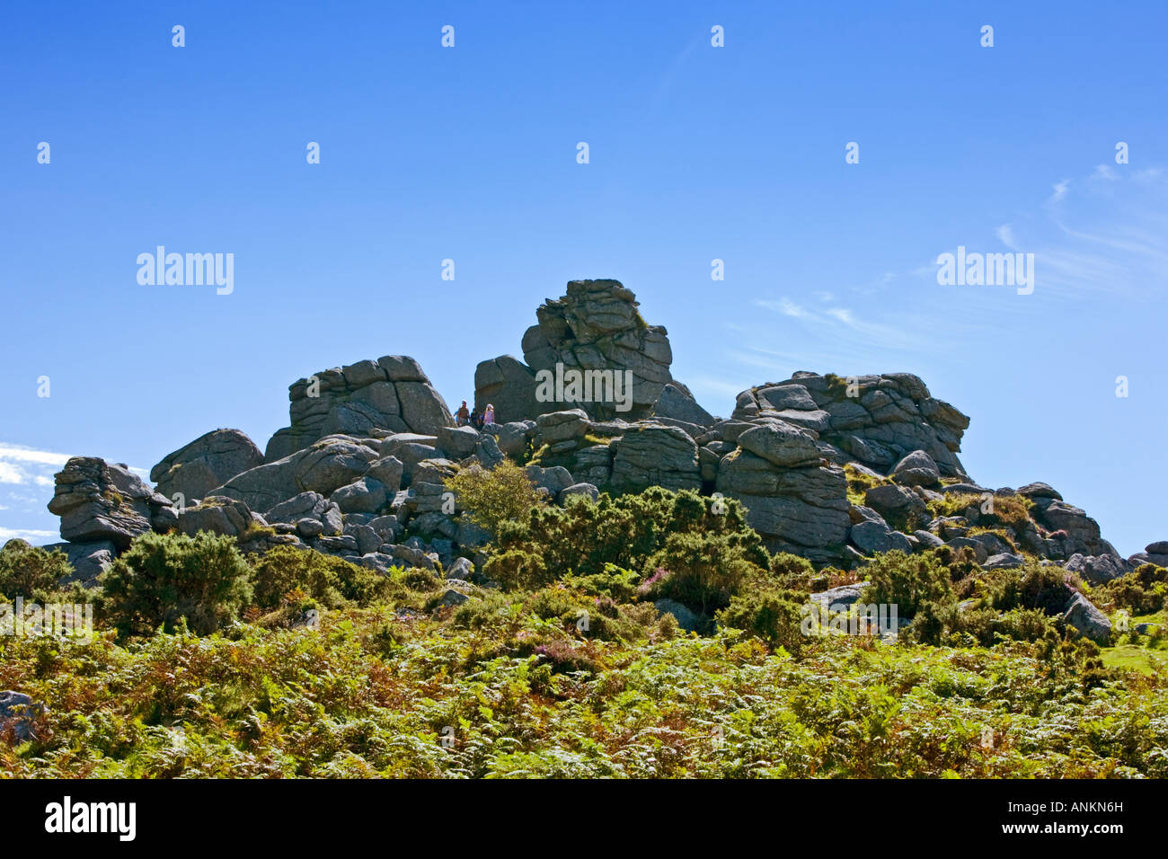 I turisti sulle rocce Bonehill su Dartmoor Devon England Regno Unito Foto Stock