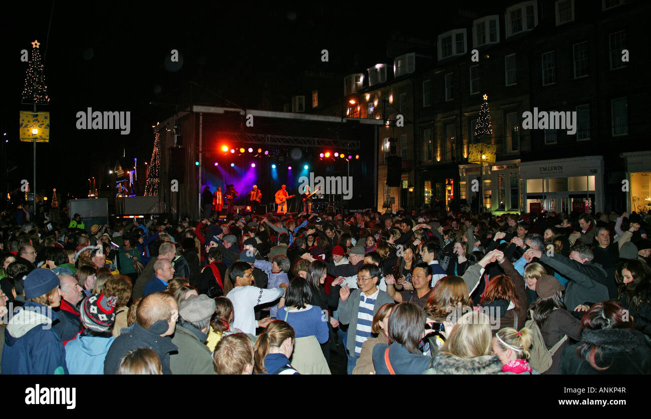 Notte sopra, anno nuovo, danze ceilidh, celebrazioni, George Street, Edimburgo, Scozia, Regno Unito, Europa Foto Stock