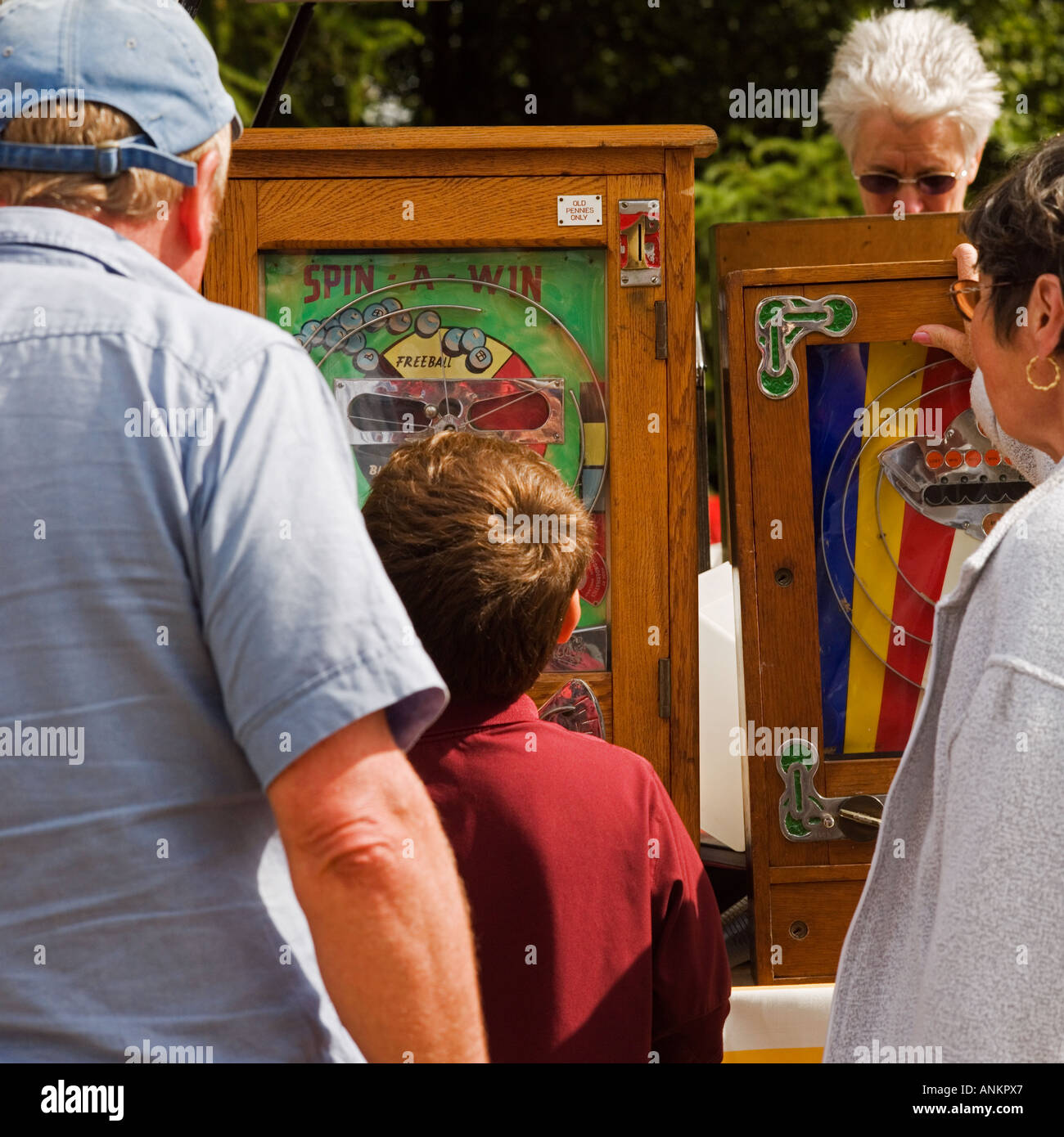 Ragazzo con tutore svolge penny arcade. Nessuna richiesta di release: vista posteriore in modo irriconoscibile. Foto Stock