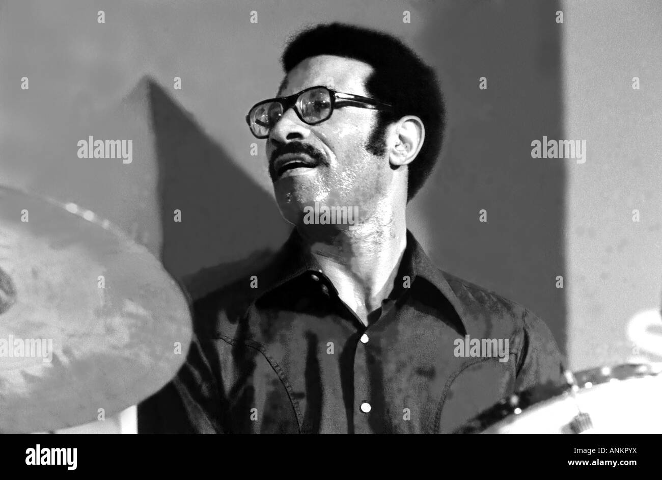 MaxRoach,batterista,percussionista,e compositore,10 1.1924- 16.8. 2007 di classe mondiale. Ideato nuovi methd per suonare la batteria. Foto Stock