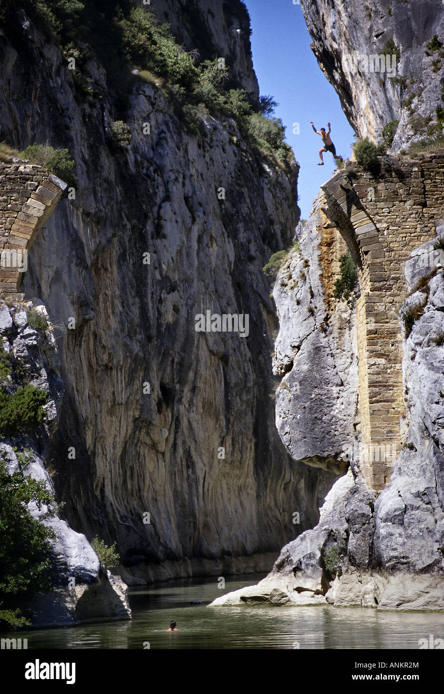 Uomo di saltare in Puente del Diablo Foz de Lumbier Navarra Spagna Foto Stock
