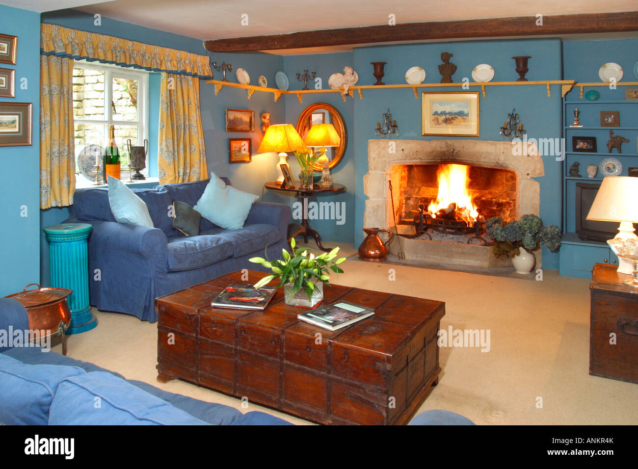 UK property, casa interno, vibrante blu decorato in stile tradizionale salotto. Foto Stock