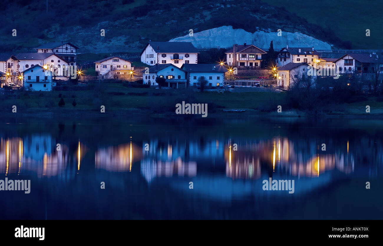 Eugui piccola città al crepuscolo Navarra Spagna Foto Stock