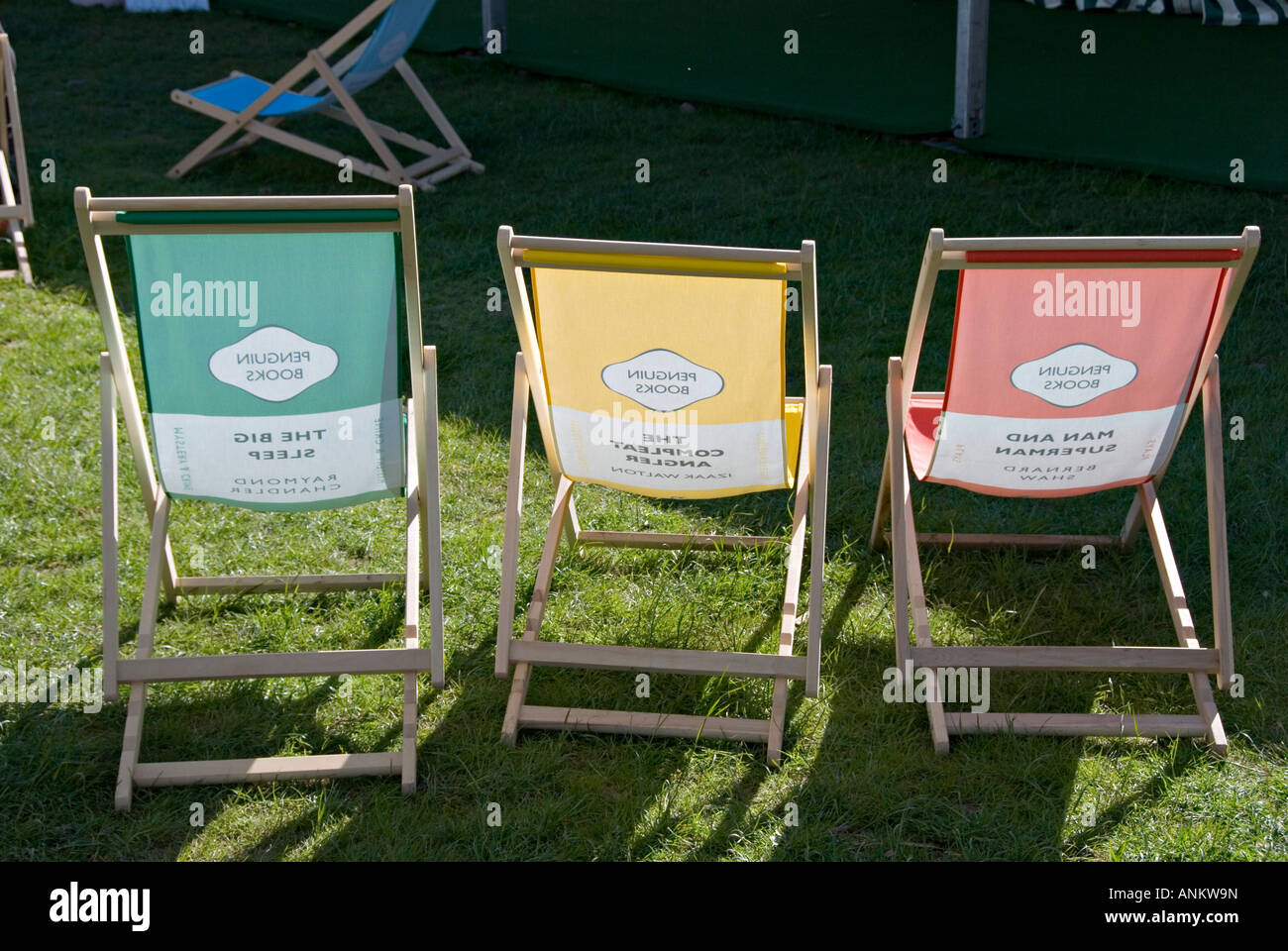 La Hay Festival della letteratura e delle arti, Hay-on-Wye, Powys, Regno Unito. Sedie a sdraio con Penguin copertine di libri su un bel pomeriggio Foto Stock