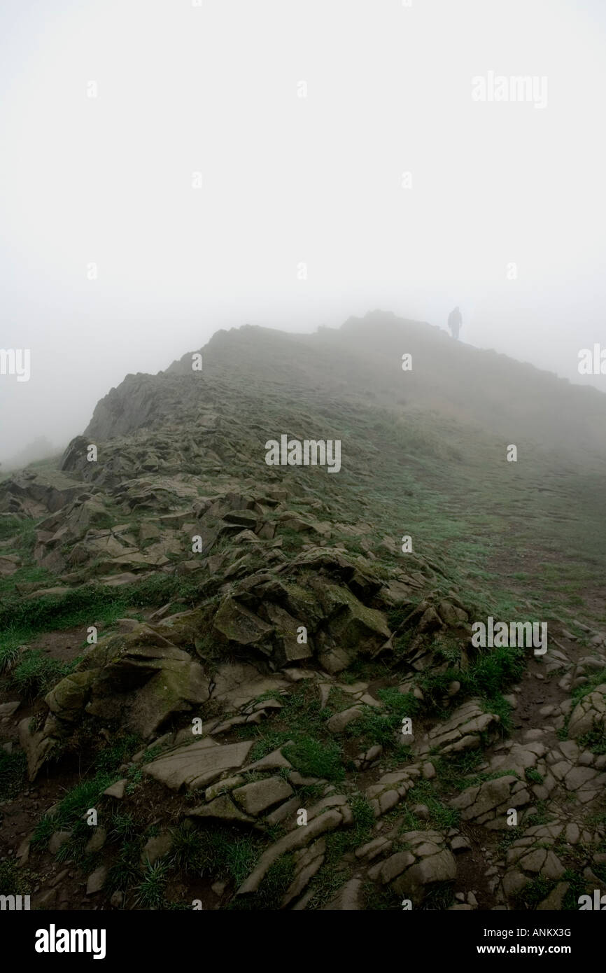 Pesante nebbia autunnale di Arthur's sedile in Edinburgh Foto Stock