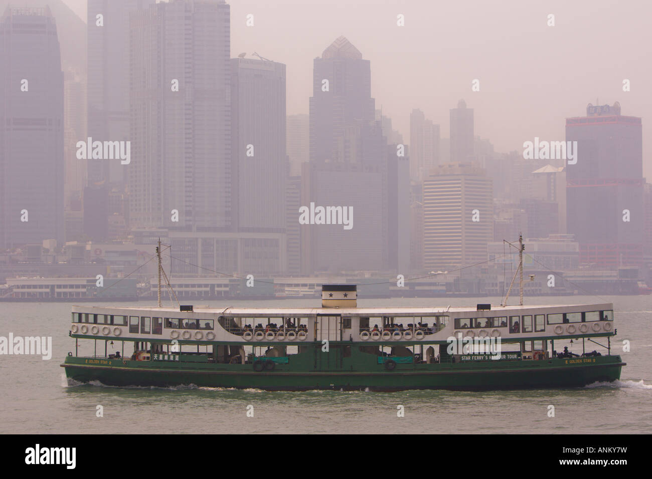 HONG KONG CINA Star Ferry in Victoria Harbour con haze e inquinamento Foto Stock