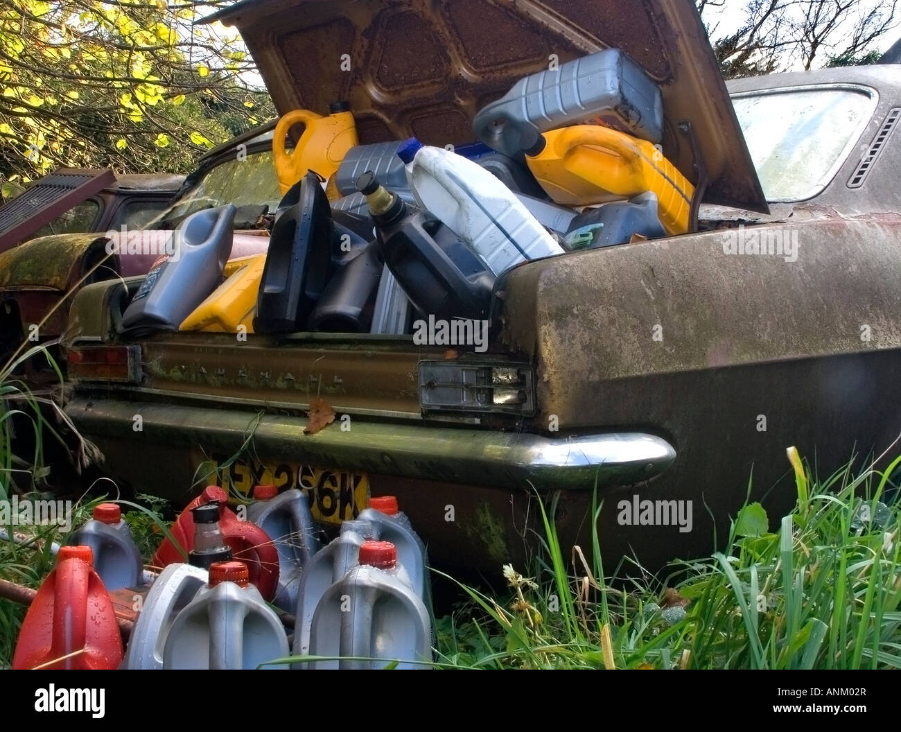 Broken auto boot riempito troppo con le bottiglie di plastica vuote Foto Stock