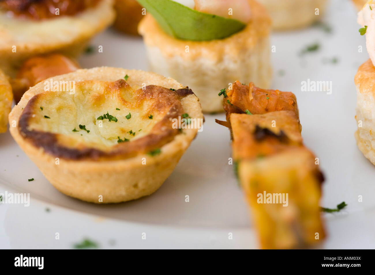 Selezione di antipasti su piastra Foto Stock