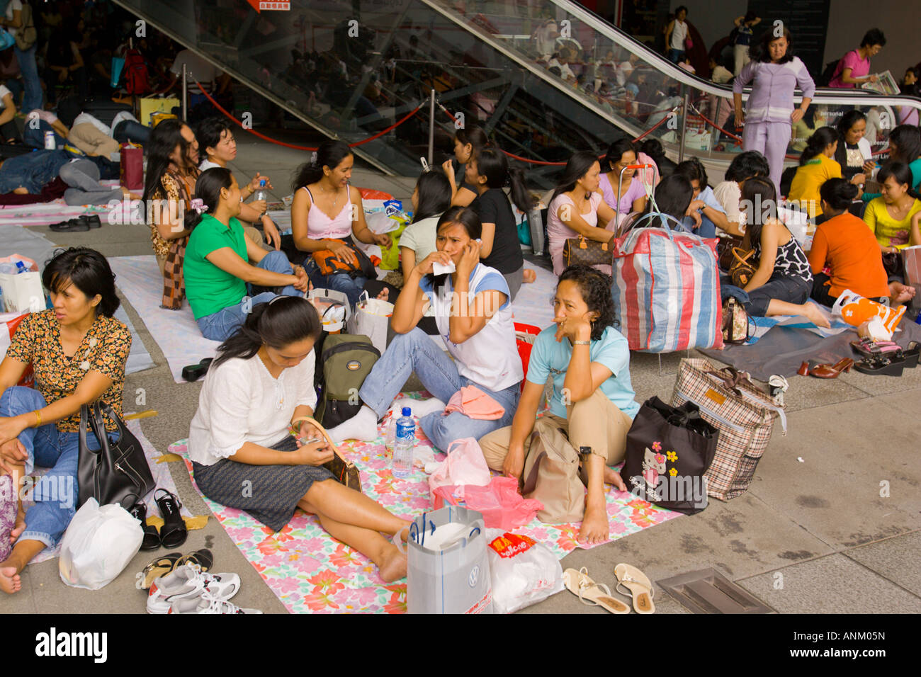 HONG KONG CINA lavoratori domestici Bambinaie dalle Filippine godono di socializzazione domenica Foto Stock