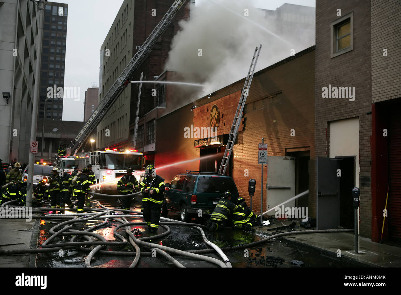 Vigili del fuoco battaglia un grande blaze Foto Stock