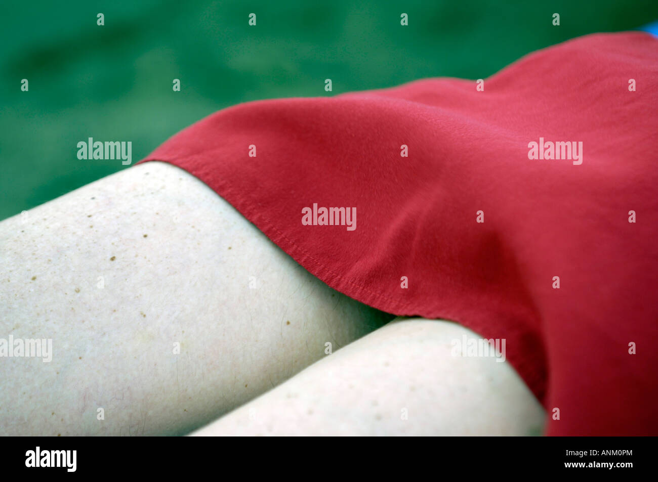 Donna Femmina Abito Rosso Hemline Gambe Cosce Sexy Provocante Mini Gonna Giovani Caucasici Paesaggio Orizzontale Foto Stock Alamy