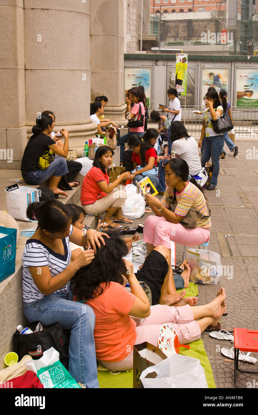 HONG KONG CINA lavoratori domestici Bambinaie dalle Filippine godono di socializzare sulle loro una giornata di domenica nel centro Foto Stock