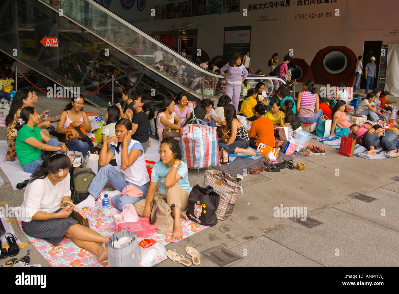 HONG KONG CINA lavoratori domestici Bambinaie dalle Filippine godono di socializzazione domenica Foto Stock