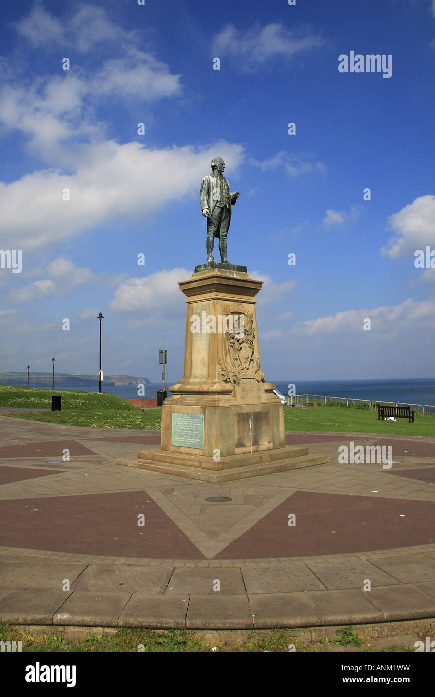 Monumento al capitano James Cook RN 1728 1799 affacciato sul porto di Whitby North Yorkshire, Inghilterra Foto Stock