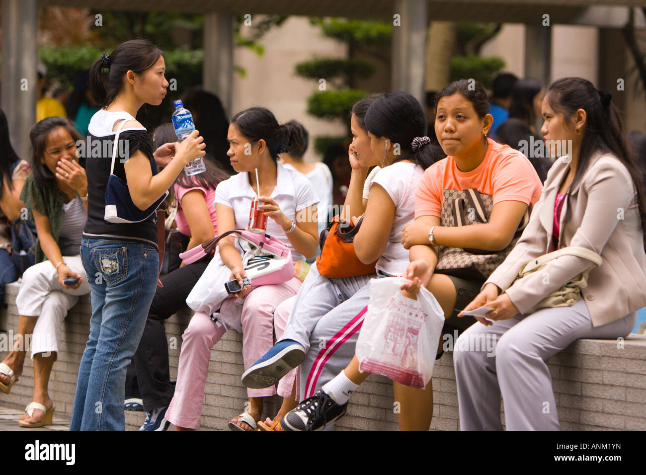 HONG KONG CINA lavoratori domestici Bambinaie dalle Filippine godono di socializzazione Foto Stock