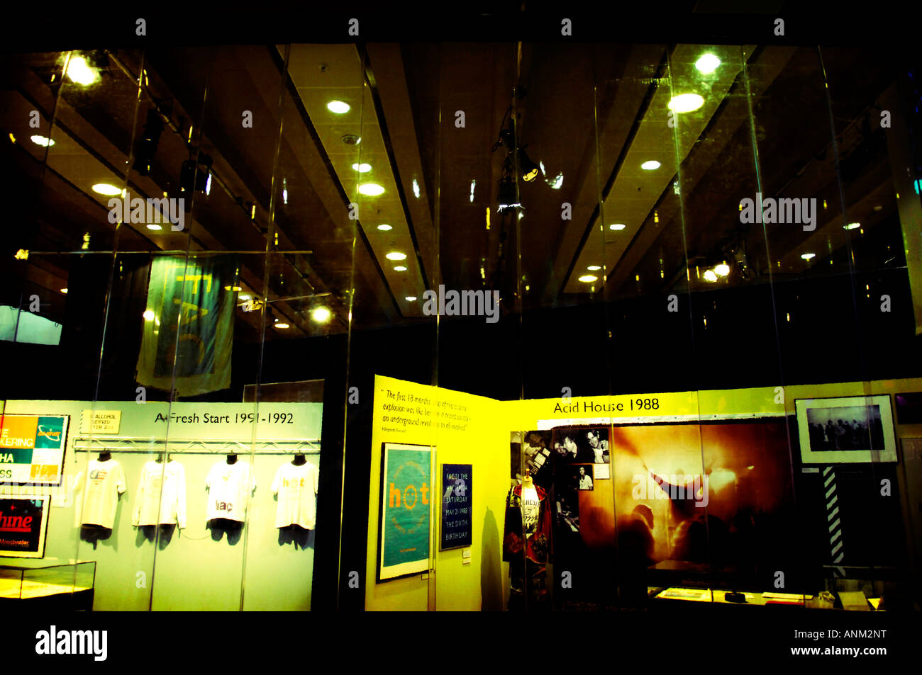 Hacienda fac 51 nightclub exhibition urbis Manchester Regno Unito cultura manchester t-shirts Foto Stock