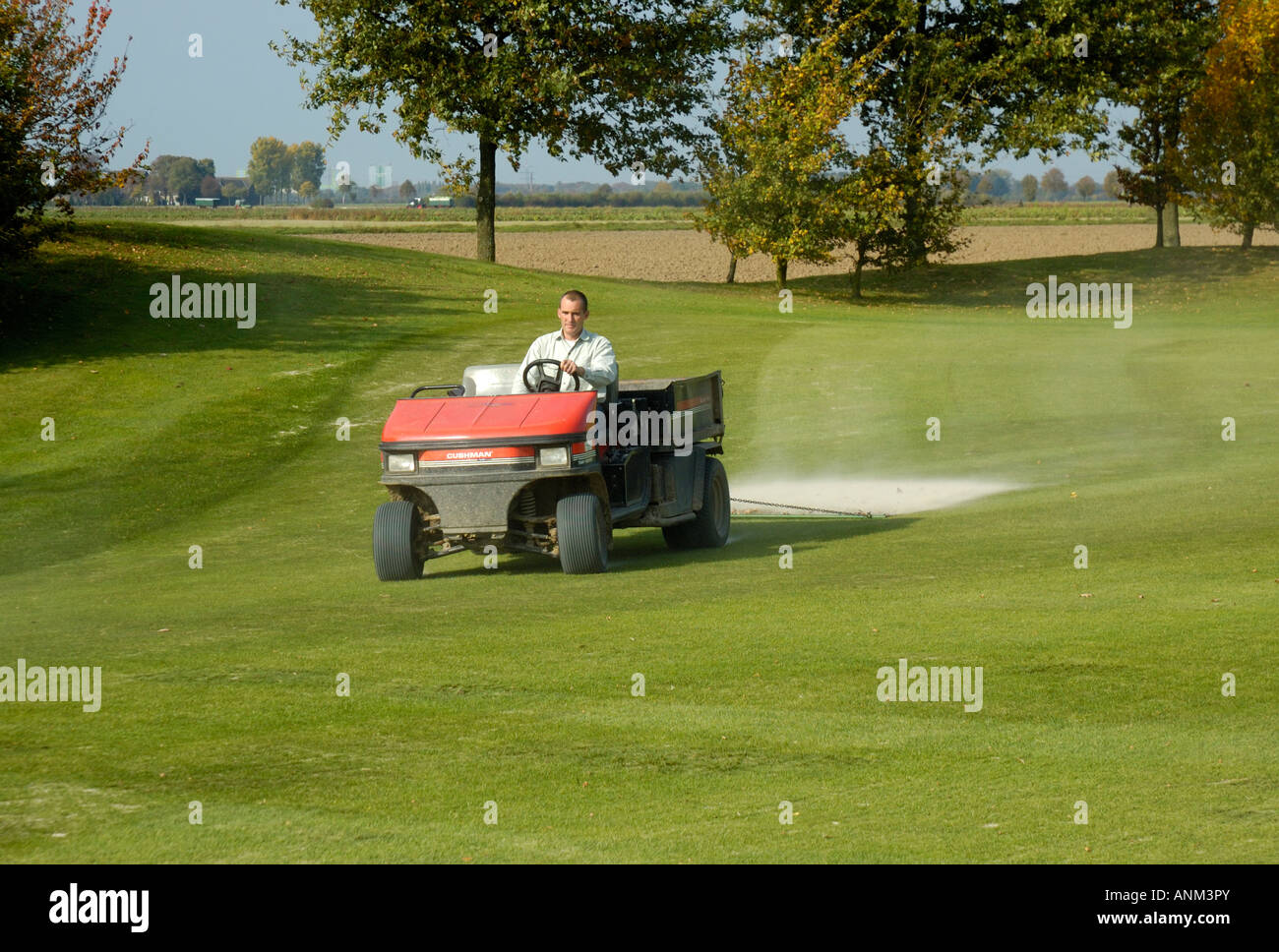 Campo da golf di manutenzione, la levigatura del fairway. Foto Stock