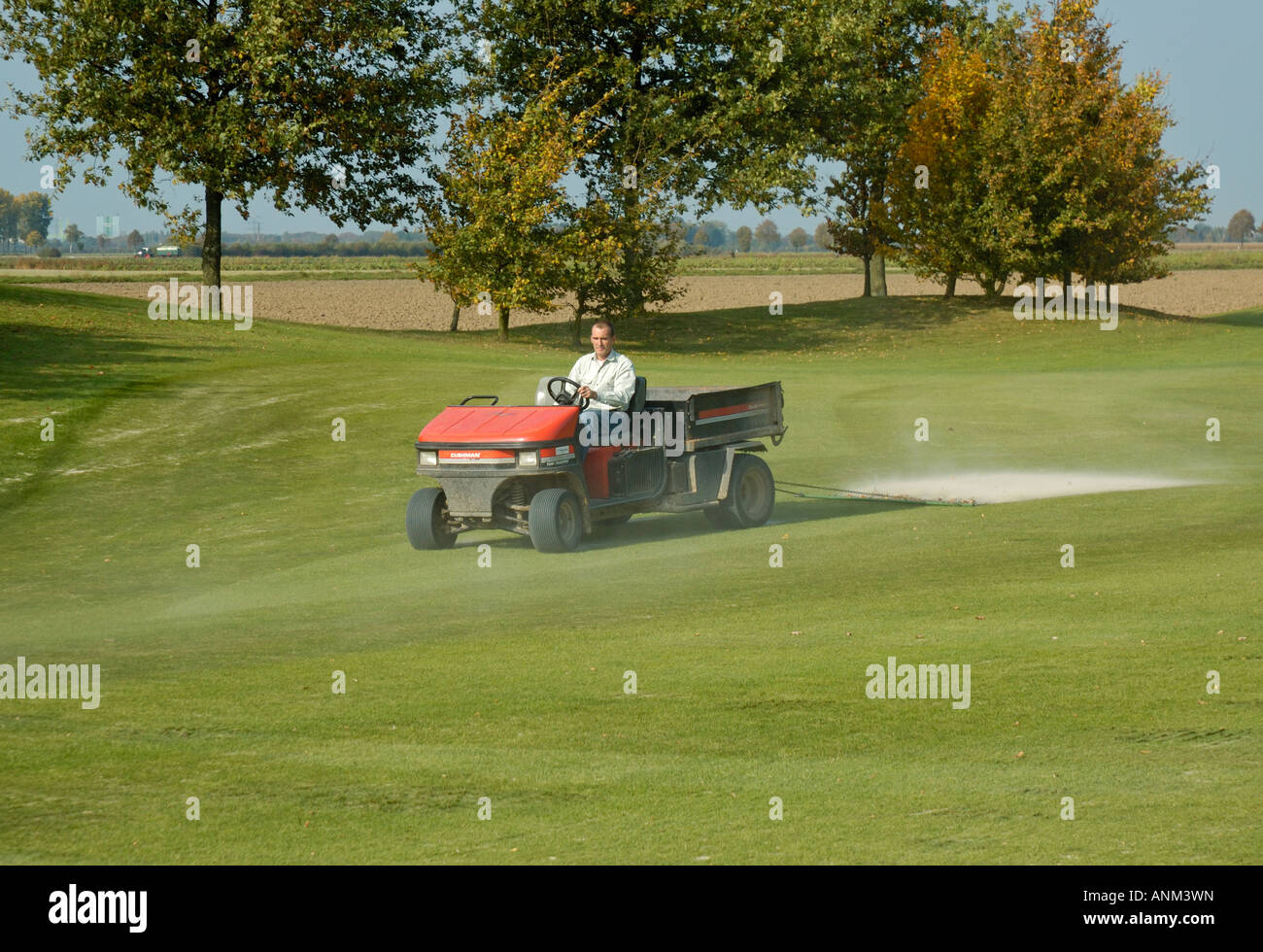 Campo da golf di manutenzione, la levigatura del fairway. Foto Stock
