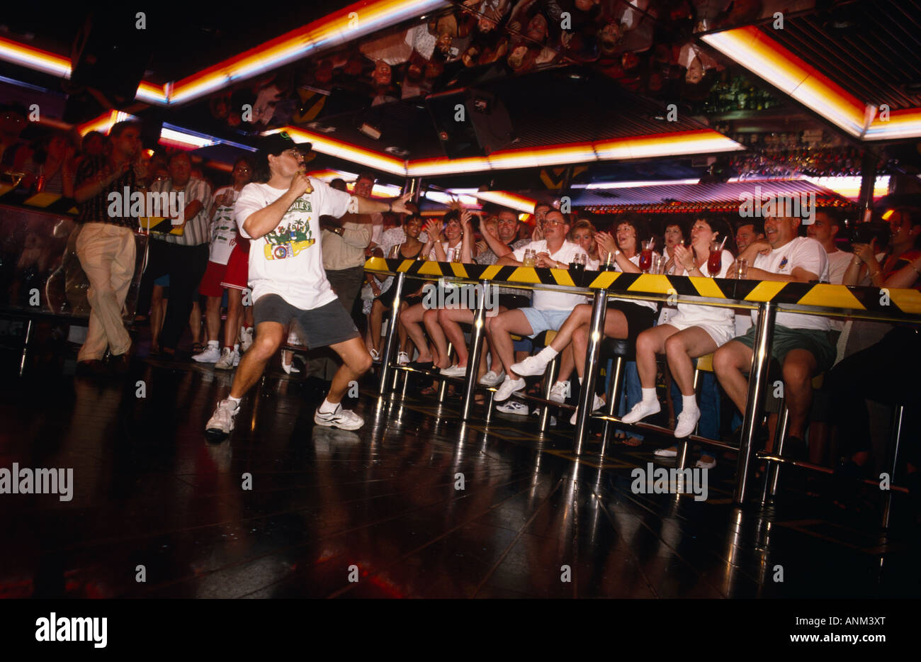 Un uomo ha un'idea di cantare durante la serata di karaoke per i passeggeri di crociera sulla nave di divertimento di ecstasy durante una vacanza a Cancun Foto Stock