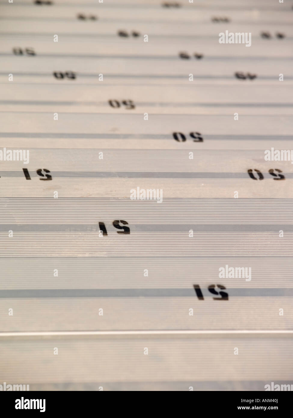 Posti a sedere numerati sulla tribuna in alluminio posti a sedere Foto Stock