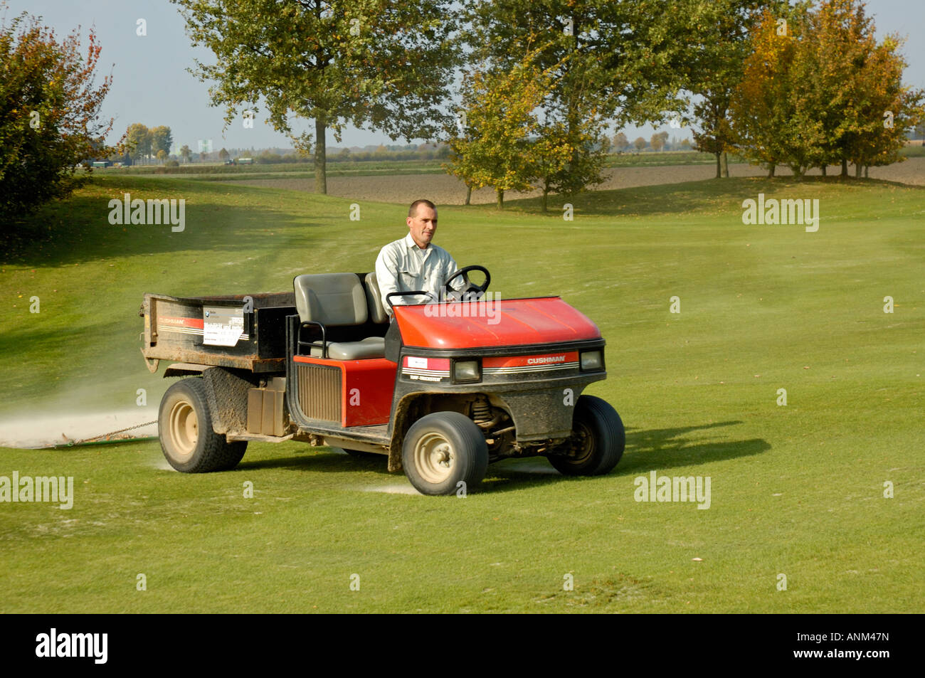 Campo da golf di manutenzione, la levigatura del fairway. Foto Stock
