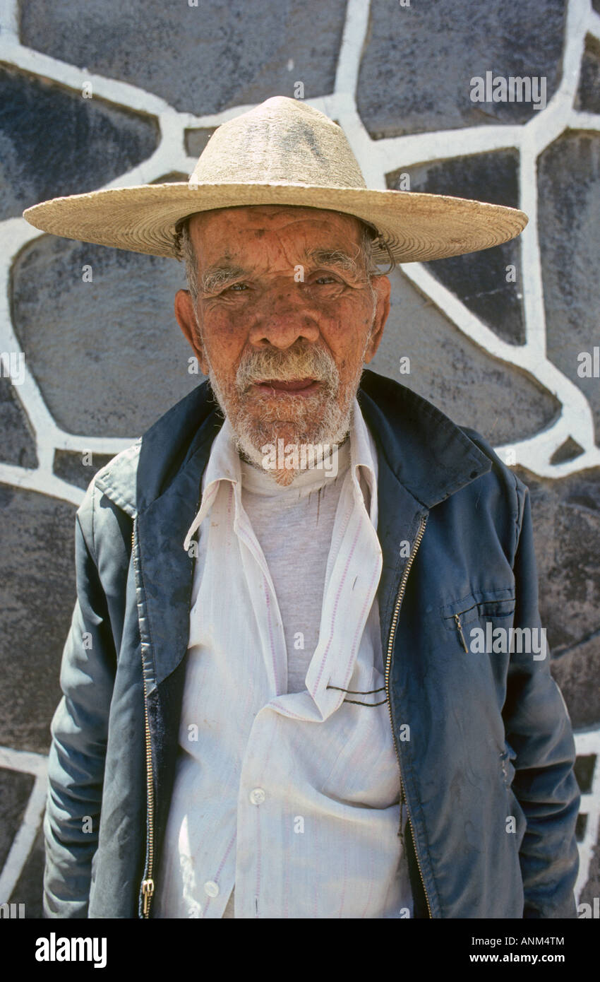 Un anziano pescatore Maya presso un piccolo villaggio di pescatori lungo la costa messicana vicino a Cancun Cancún, Messico. Foto Stock